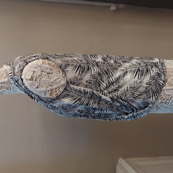 WHITE HOUSE BLACK MARKET Black And White Patterned Sleeveless Top - Picture 5 of 10